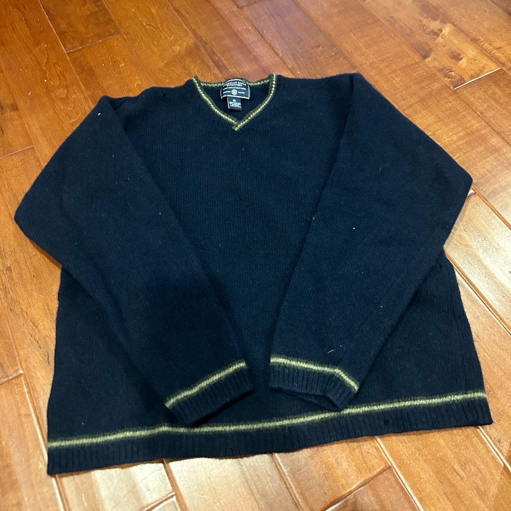 Vintage American eagle sweater in okay condition.     Size XL